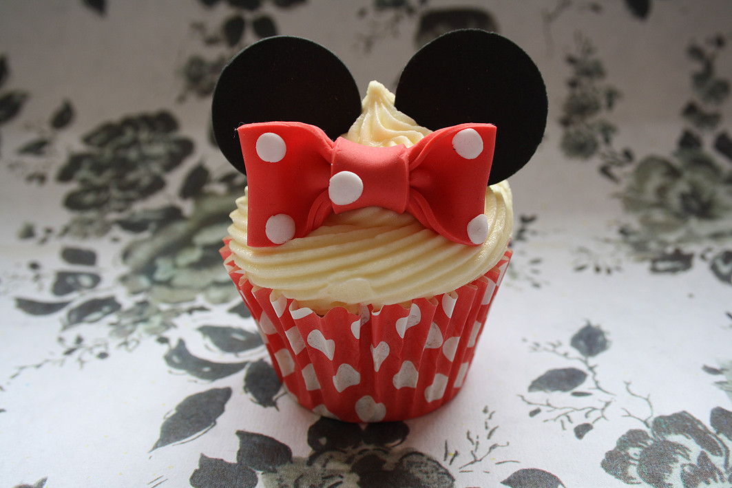 Birthday Cupcake Decorations
 Mickey & Minnie Cupcakes