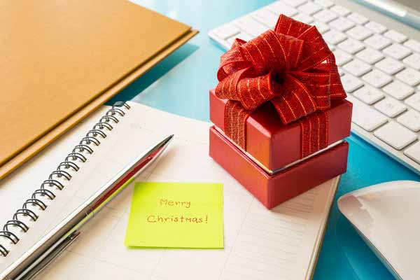 Company Christmas Party Gift Ideas
 35 Easy Holiday Gift Ideas for Co workers