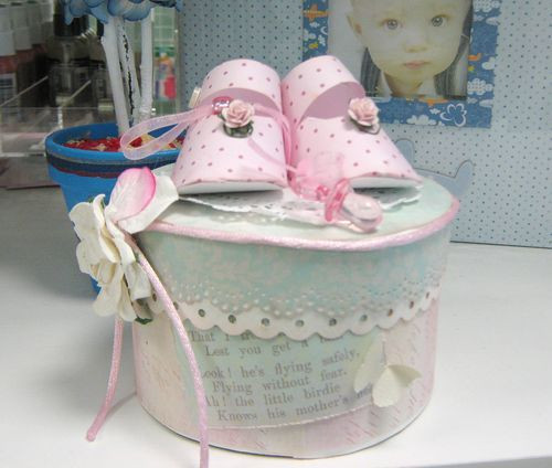 Creative Baby Shower Gift Wrapping Ideas
 Baby shower t wrapping idea attach a pair of baby
