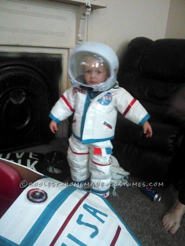 DIY Astronaut Costumes
 DIY Toddler Astronaut Costume and Space Ship