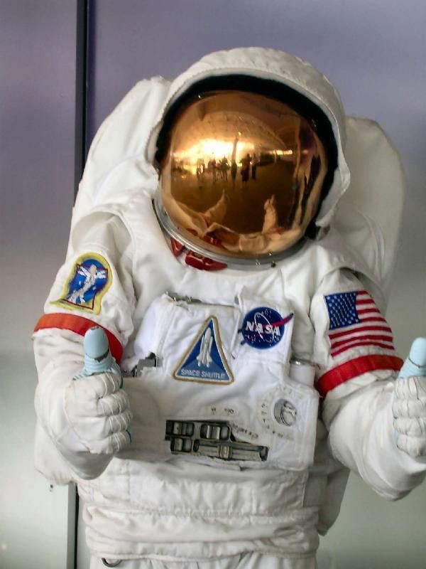 DIY Astronaut Costumes
 How to Make an Astronaut Costume for a Child 7 steps