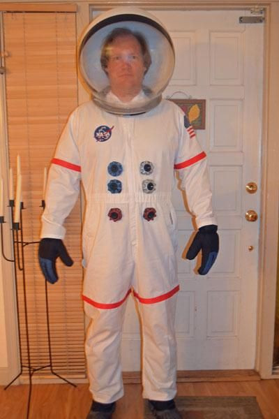 DIY Astronaut Costumes
 Fato de astronauta ver o fazer os "botões" DIY