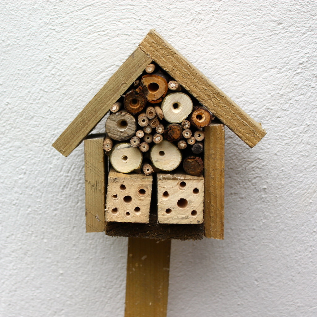DIY Bee Box
 Damson Cottage Garden