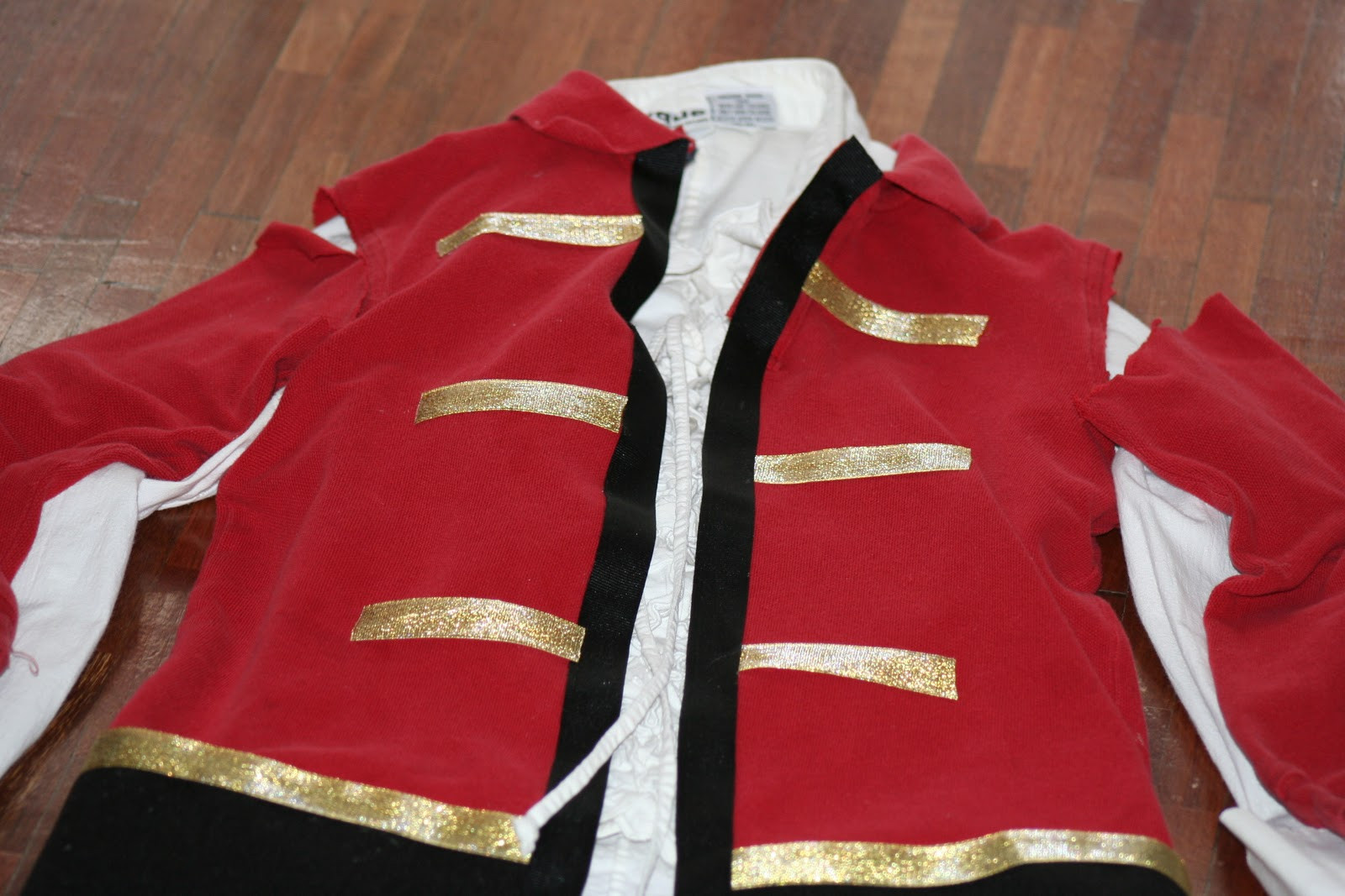 DIY Captain Hook Costumes
 How to Make a No Sew Captain Hook Costume From a T Shirt