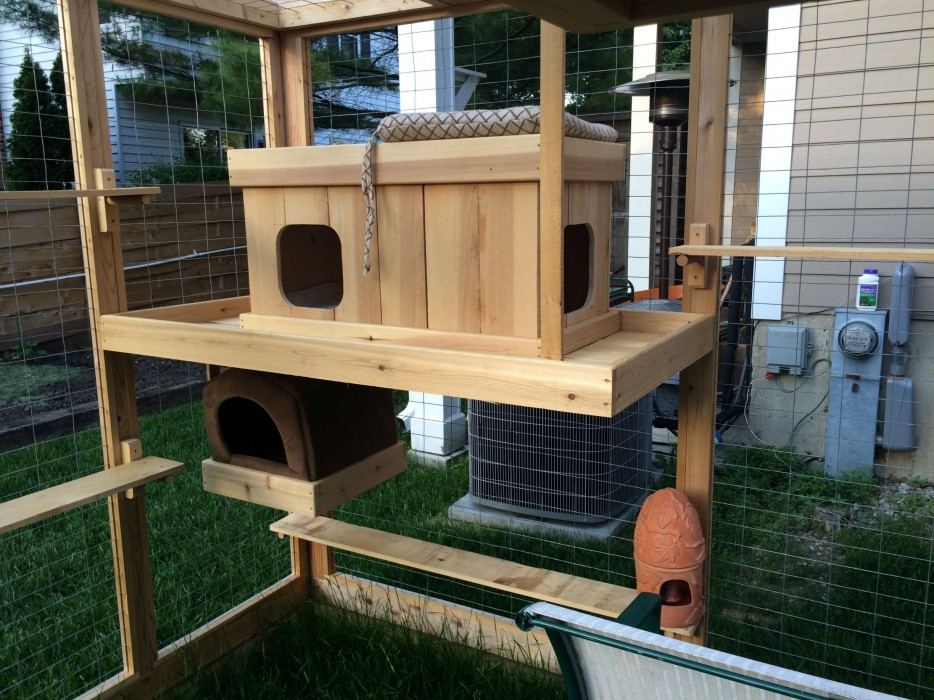 DIY Cat House Outdoor
 Homemade outdoor cat house iz every cat s dream