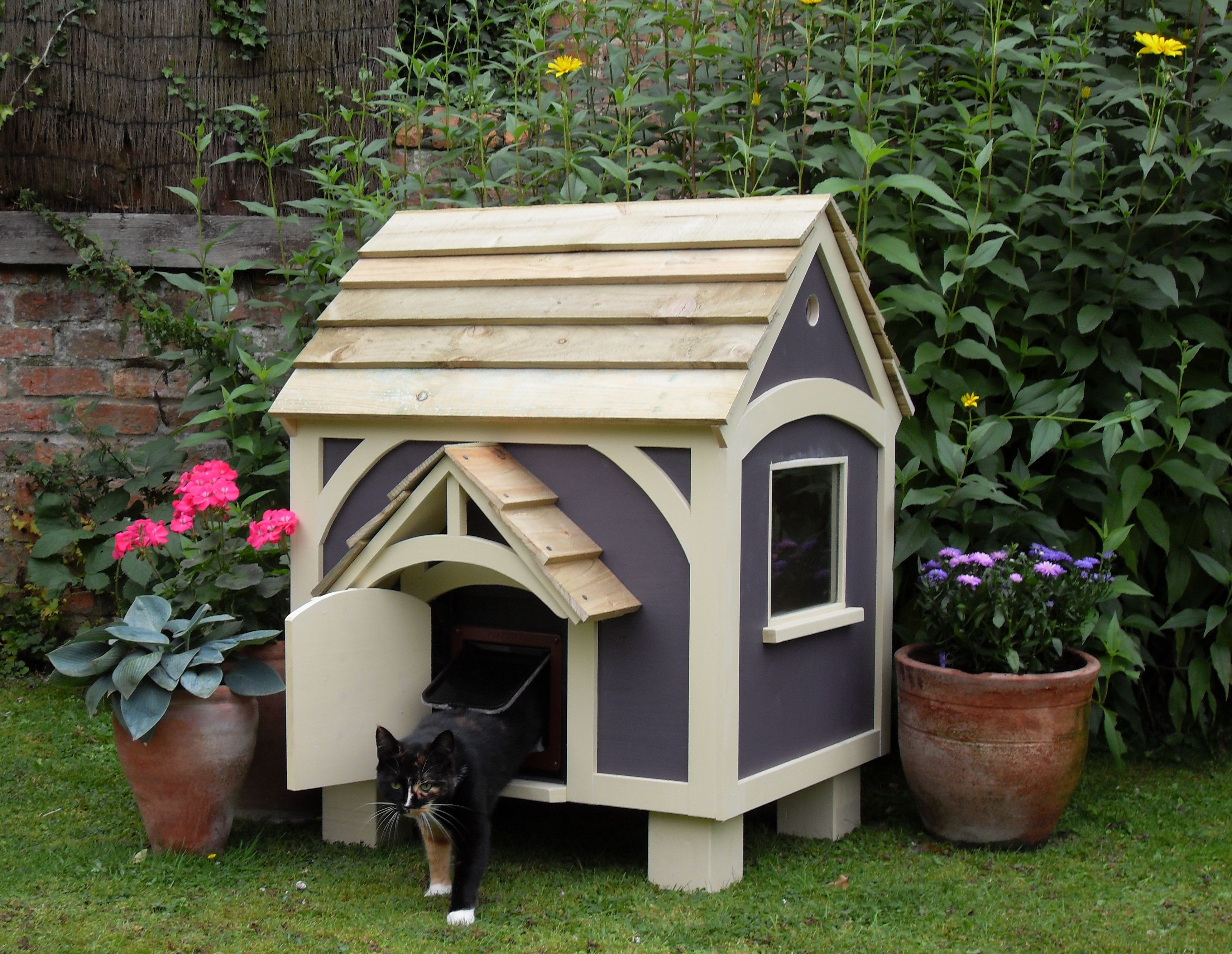 DIY Cat House Outdoor
 Cat house pictures Cat Pinterest
