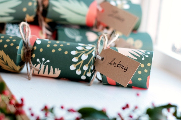 DIY Christmas Crackers
 How to Make Your Own Gorgeous Christmas Crackers Tuts