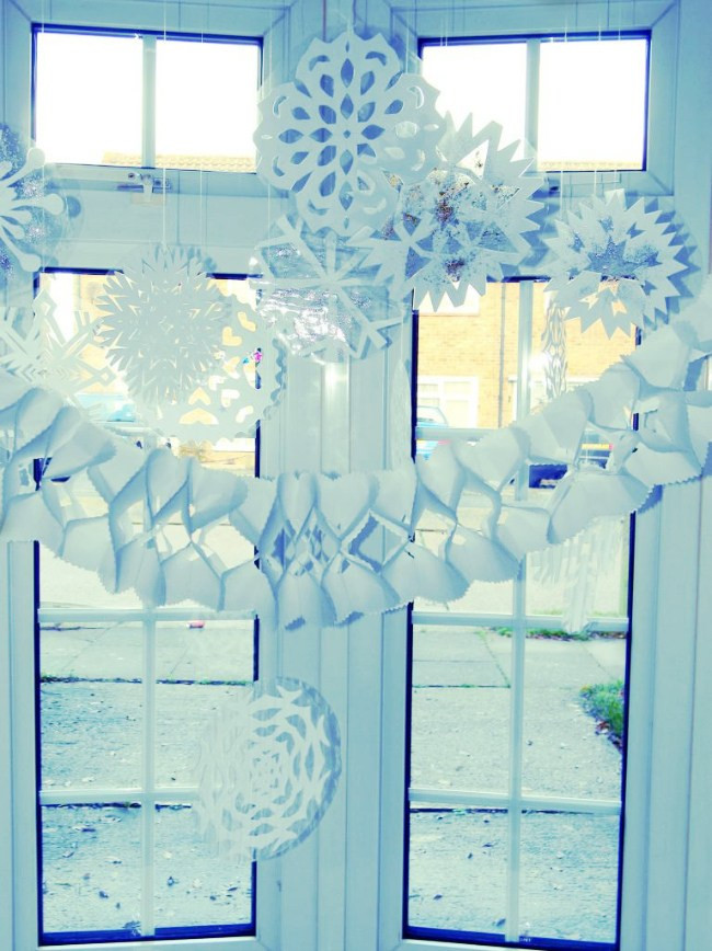 DIY Christmas Window Displays
 Day 19 Blogger Advent Calendar Homemade Window Displays