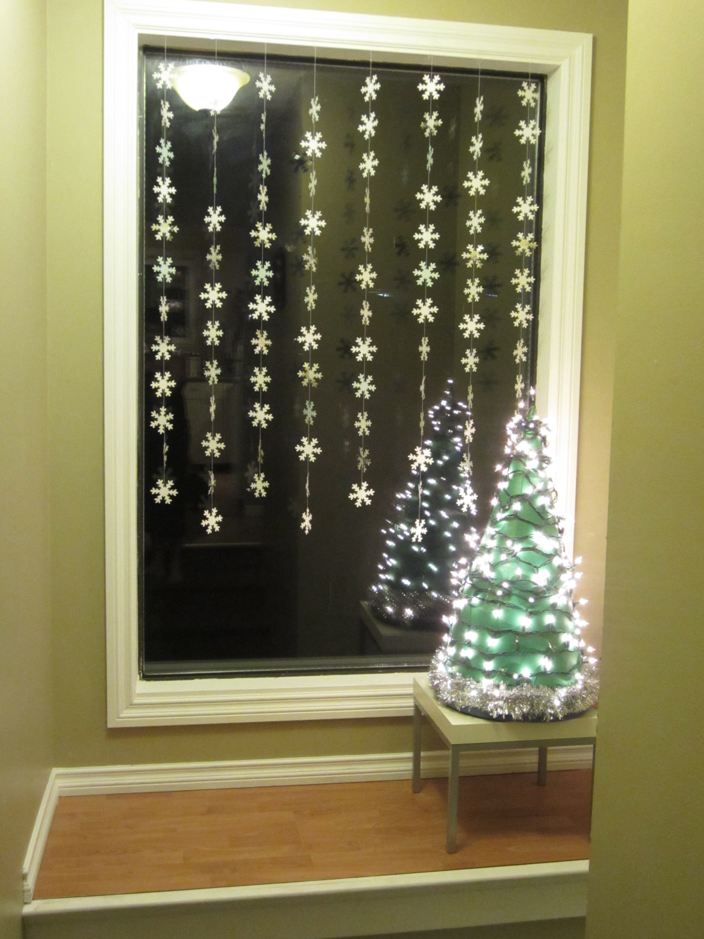 DIY Christmas Window Displays
 DIY Light Up Christmas Tree Display