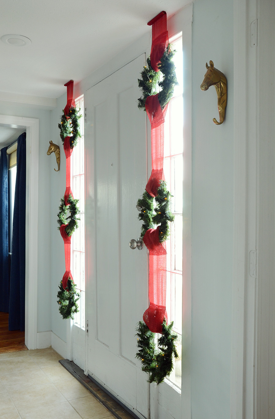 DIY Christmas Window Displays
 Easy Christmas Wreath Window Display