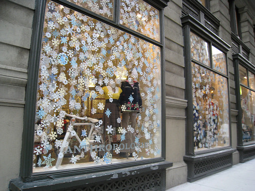 DIY Christmas Window Displays
 DIY Snowflake Garland Winter Wedding Decorating Ideas