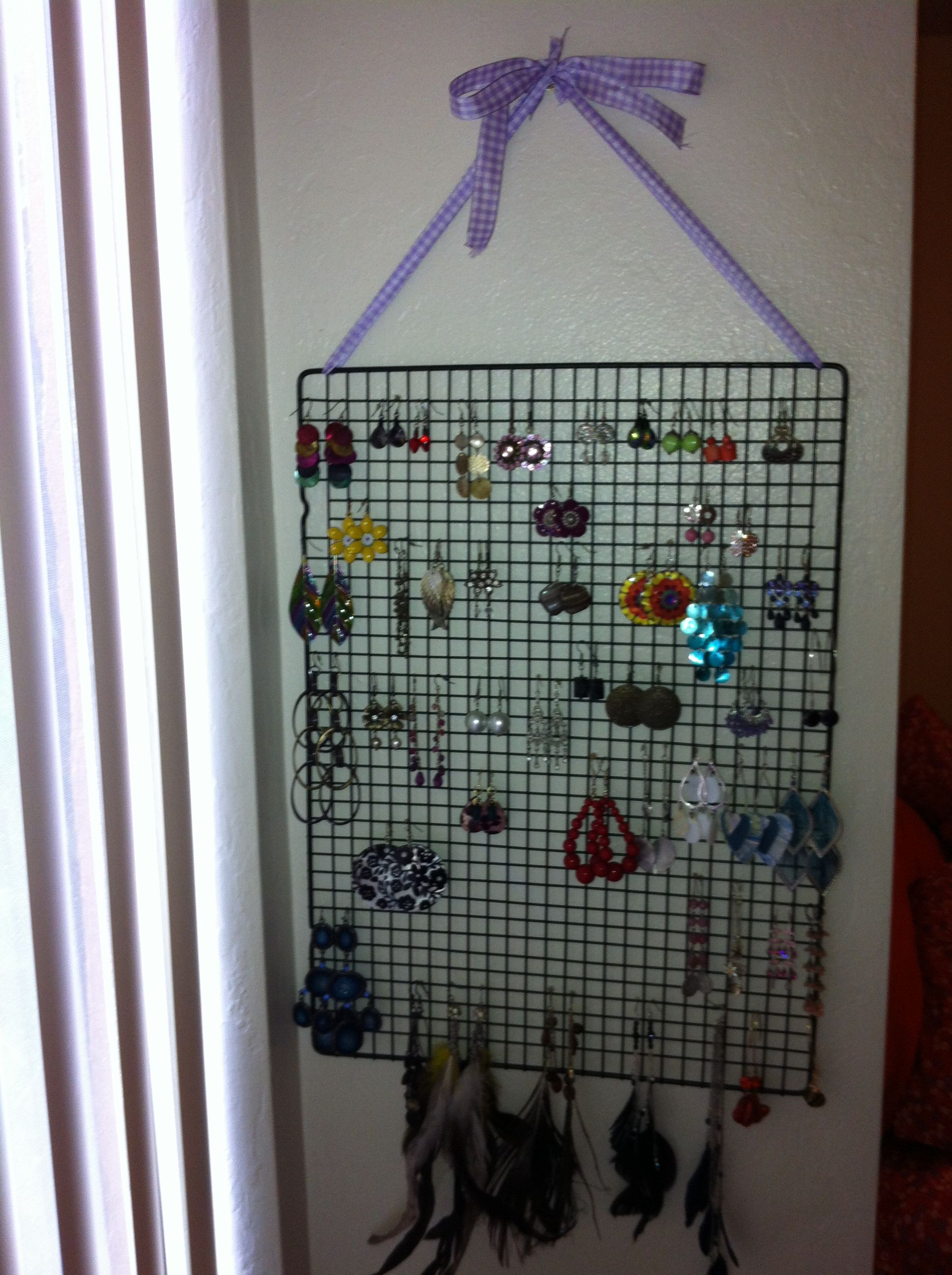 DIY Cooling Rack
 DIY earring holder using ribbon and cooling rack