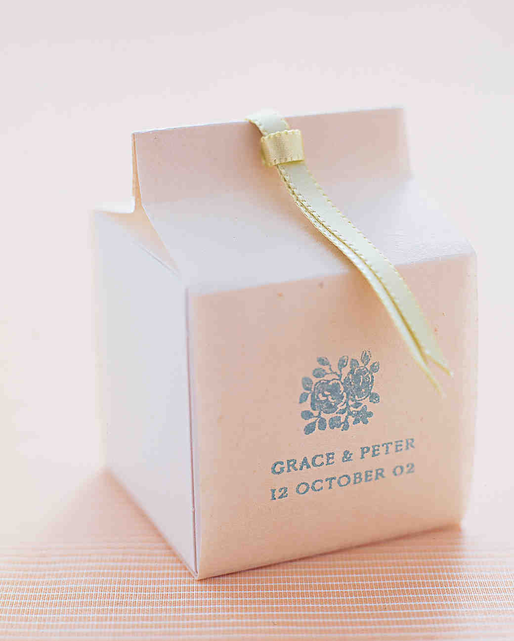 DIY Favor Box
 40 Gift Box Ideas to Hold Your Wedding Favors in Style