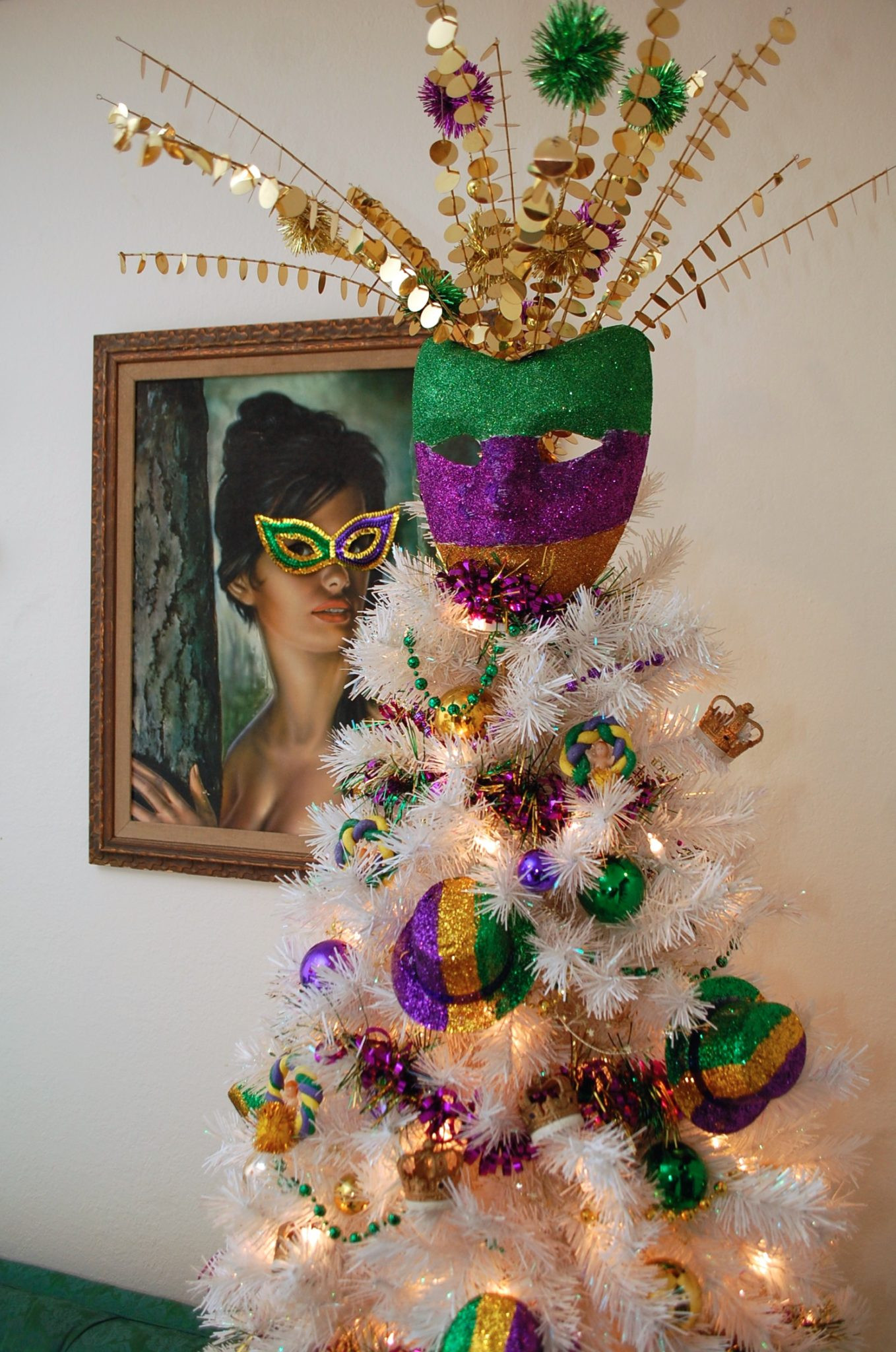 DIY Mardi Gras Mask
 Festive Glittered DIY Mardi Gras Mask Tree Topper