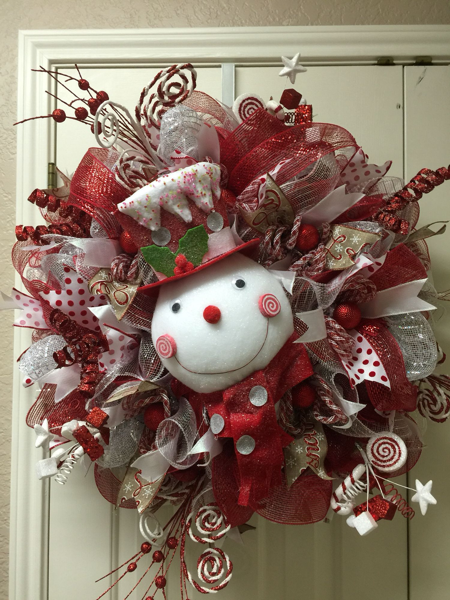 DIY Mesh Christmas Wreath
 Snowman wreath by Twentycoats Wreath Creations