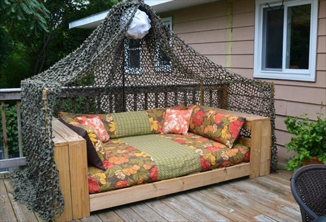 DIY Outdoor Bed
 12 DIY Pallet Daybed Ideas