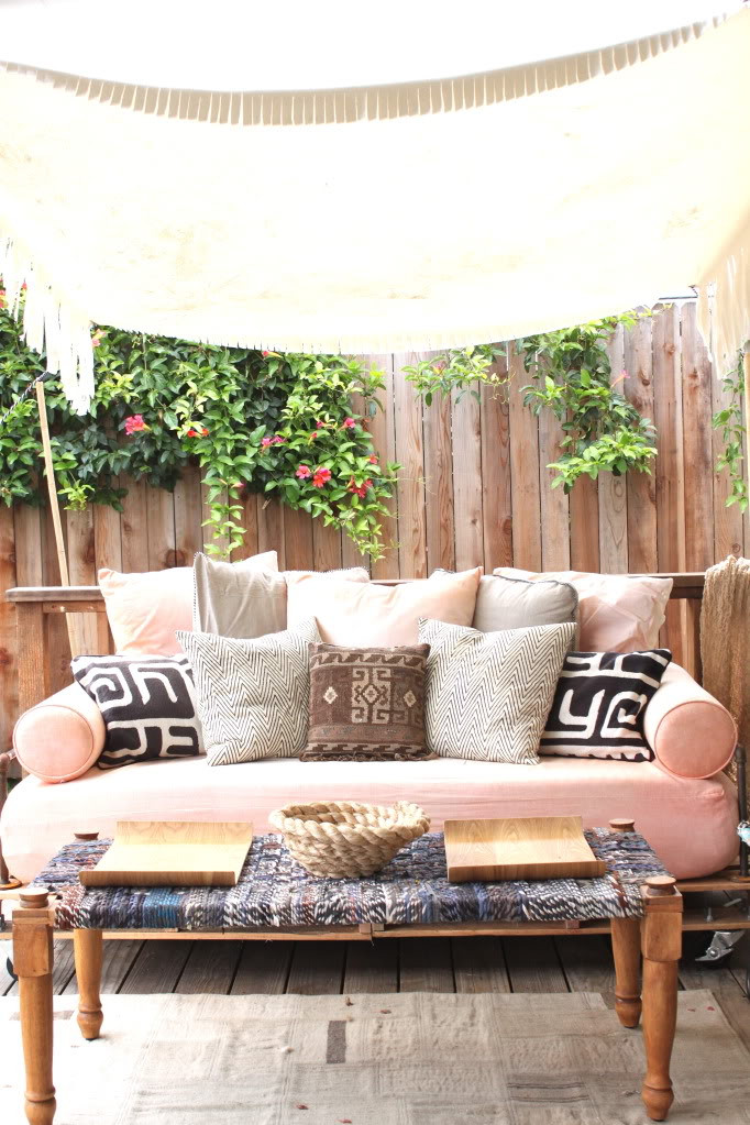 DIY Outdoor Bed
 16 DIY Outdoor Furniture Pieces BeautyHarmonyLife