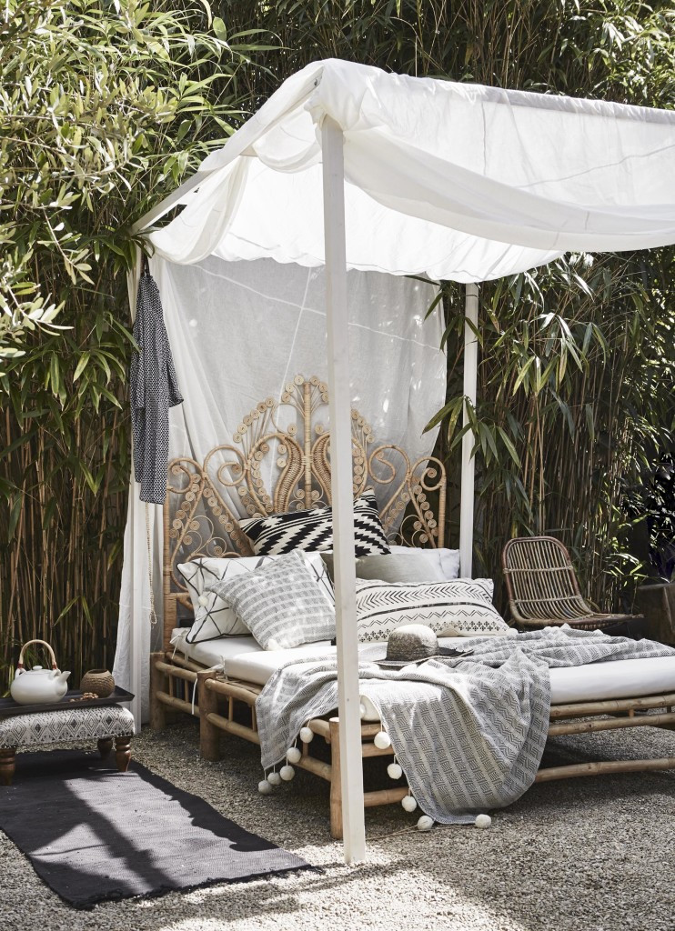 DIY Outdoor Bed
 Daydreaming Outdoor Beds