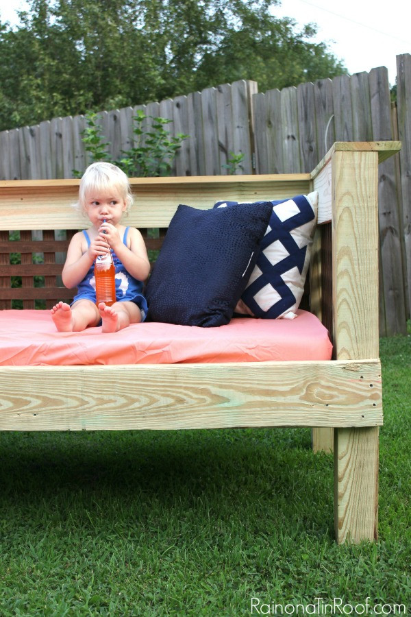 DIY Outdoor Daybed
 DIY Outdoor Daybed