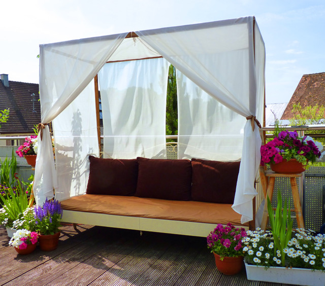 DIY Outdoor Daybed
 DIY Canopy Bed outdoor