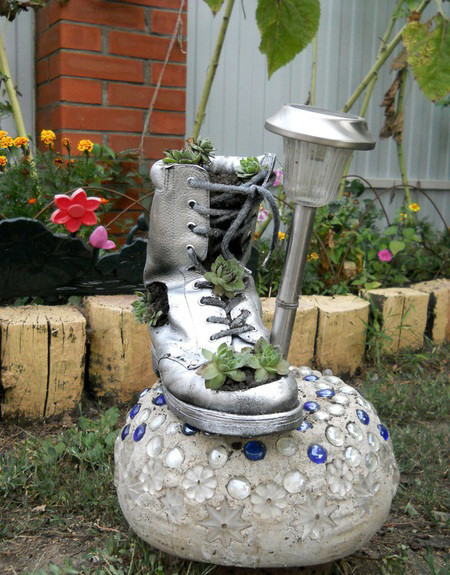 DIY Outdoor Decor
 DIY home garden decor idea with a shoe planter and succulents