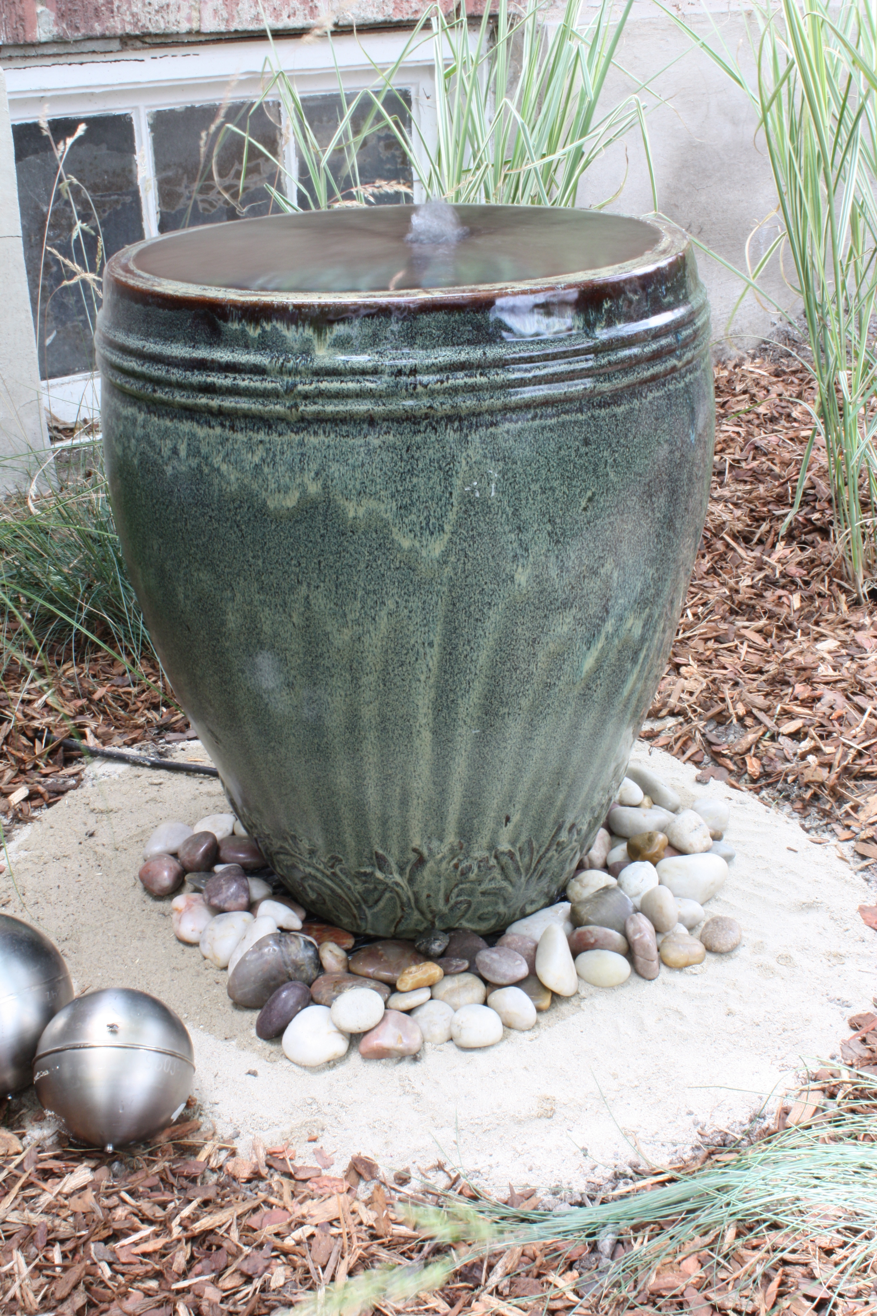 DIY Outdoor Fountain
 DIY backyard fountain plete with tutorial
