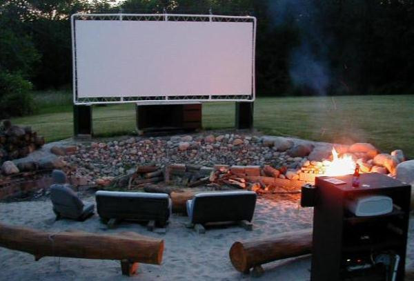 DIY Outdoor Theater
 Backyard Movie Screen – DIY Outdoor