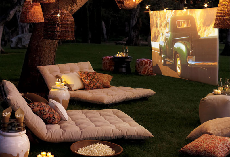 DIY Outdoor Theater
 How to Make a Backyard Movie Screen Curbly