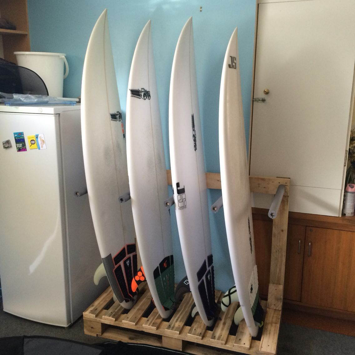 DIY Paddle Board Rack
 Surfboard rack DIY from old wooden pallets up cycled