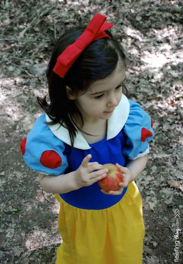DIY Snow White Costume Toddler
 12 DIY Snow White Costume Ideas for Halloween DIY Projects