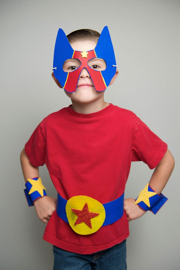 DIY Superhero Costumes
 DIY Simple No Sew Superhero Costume Craft
