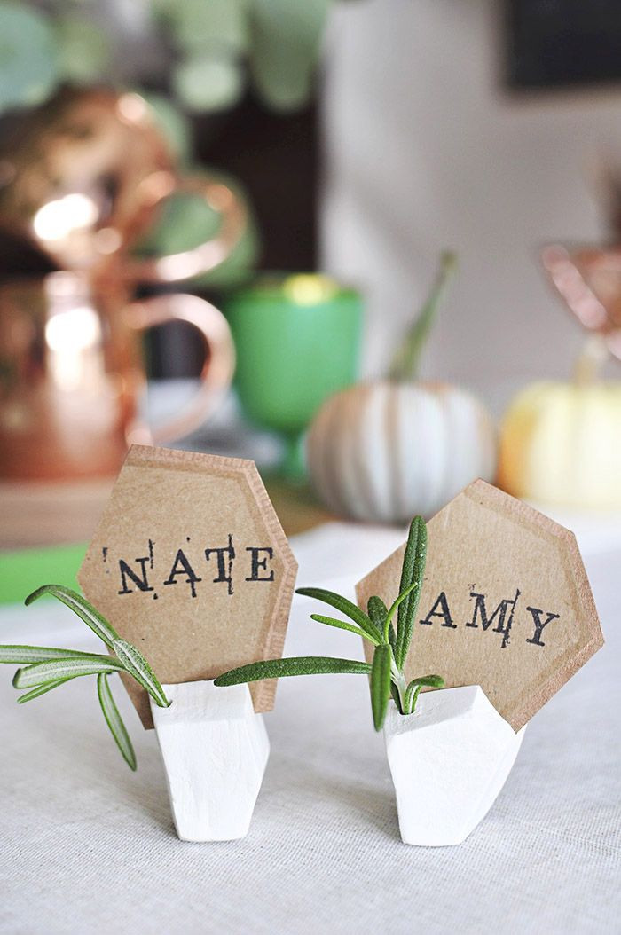 DIY Wedding Place Cards
 These DIY place cards looks like gravestones "Wel e to