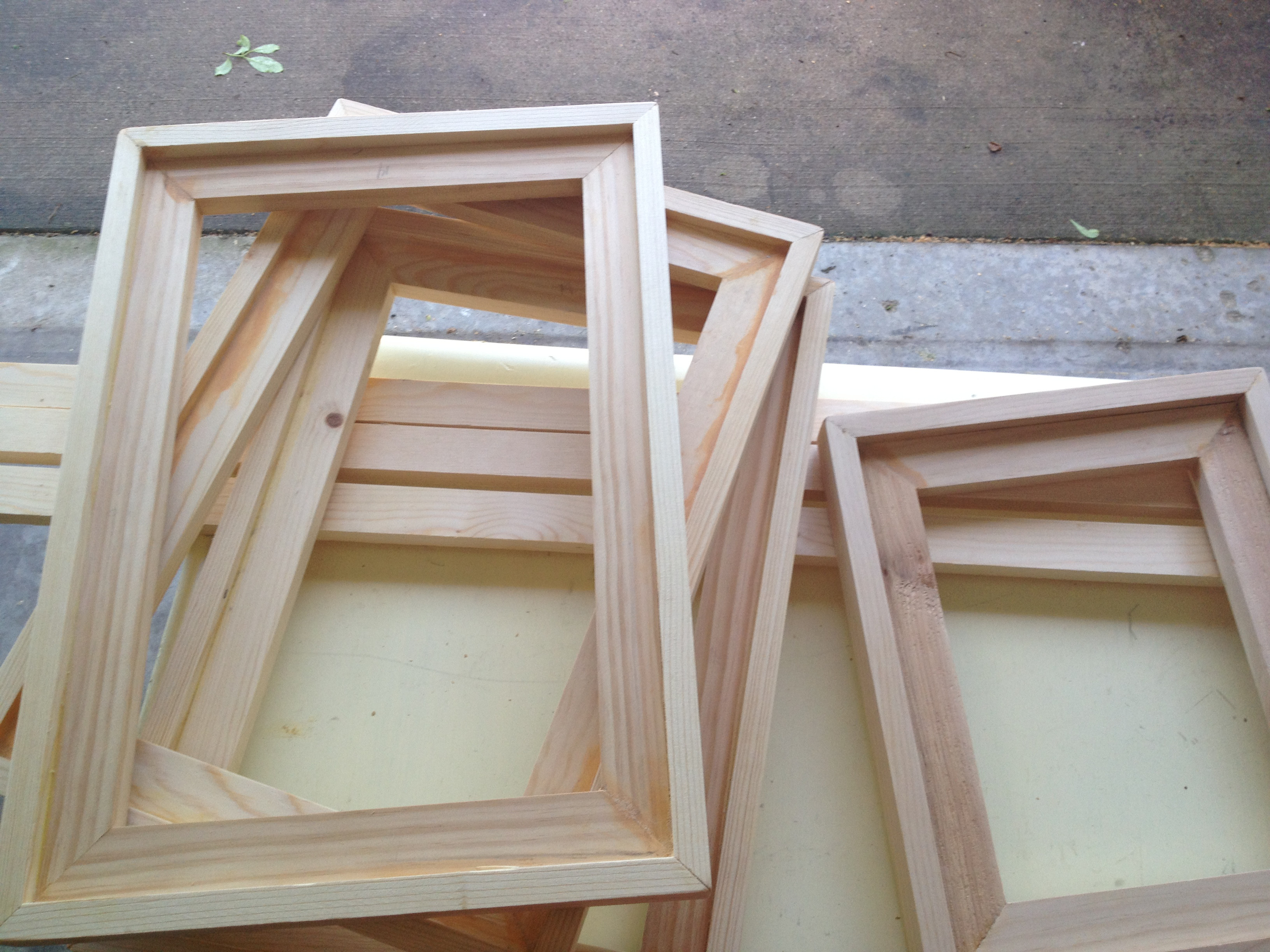 DIY Wooden Frames
 DIY Easy Barnwood Frame and Free Printables