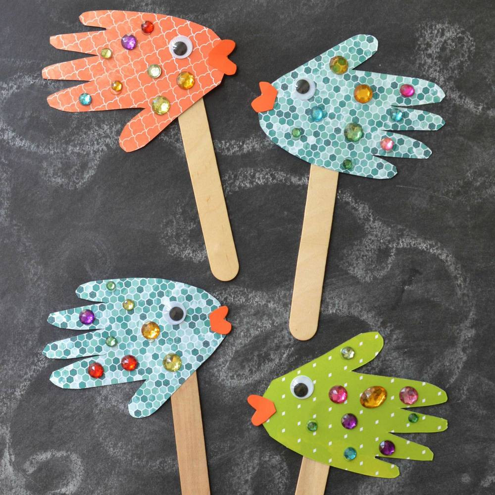 Easy Preschool Art Projects
 Handprint Fish Puppets