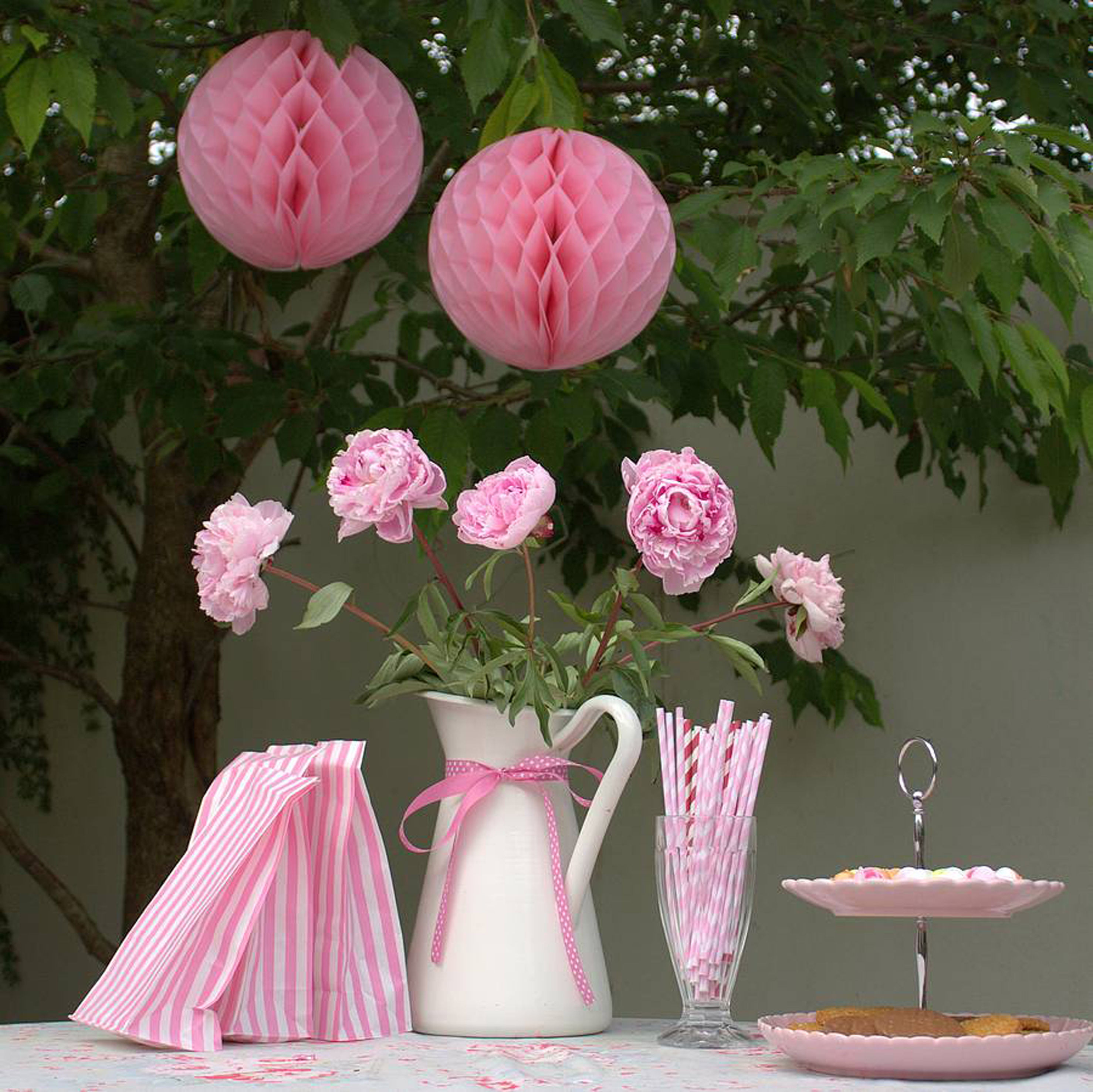 Easy Summer Party Decoration Ideas
 9 patio accessories perfect for a summer garden party to