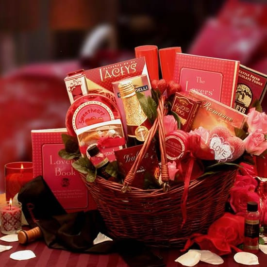 Gift Basket Ideas For Couples
 Heart to Heart Couples Romance Gift Basket