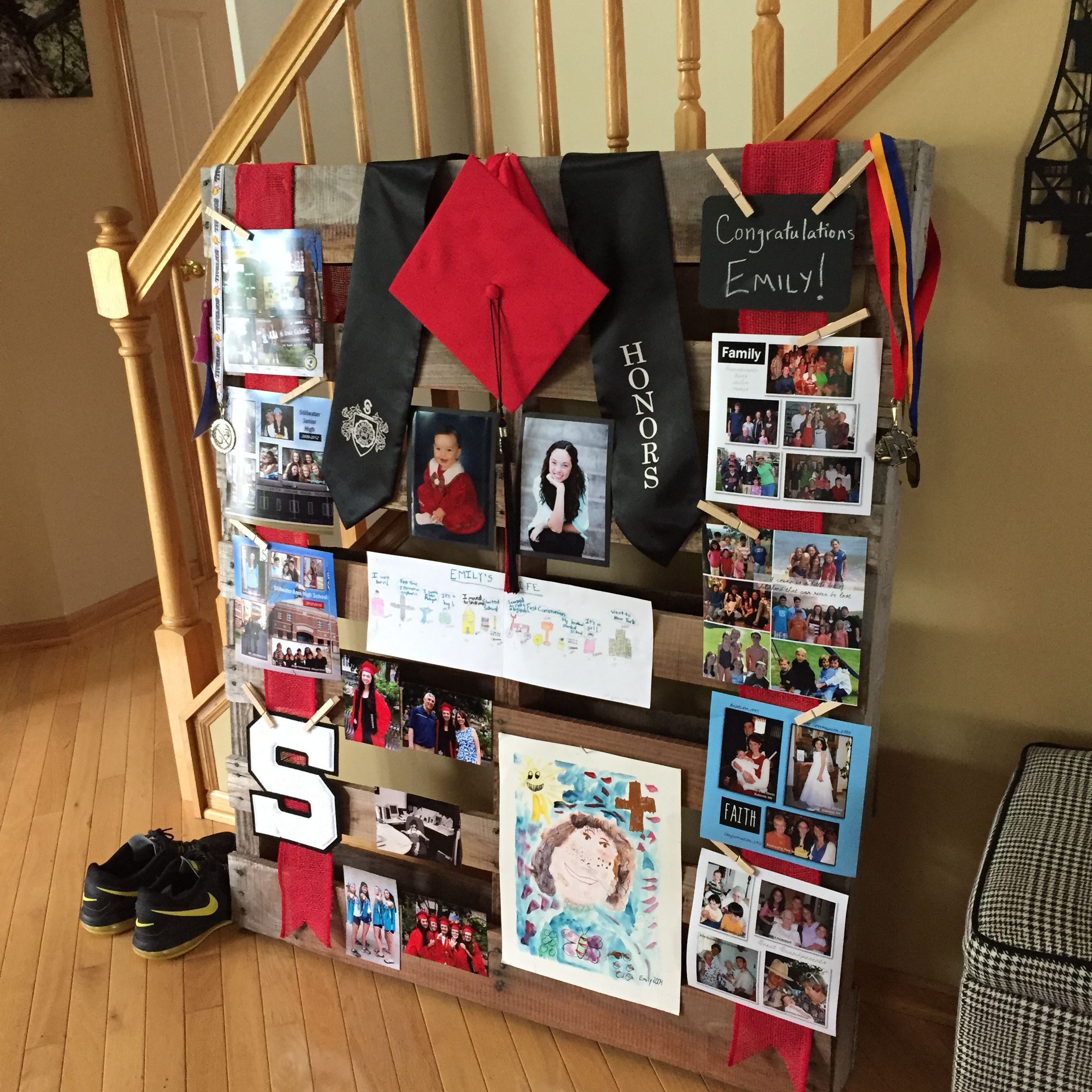 Graduation Party Picture Display Ideas
 Fun graduation display made from a wooden pallet