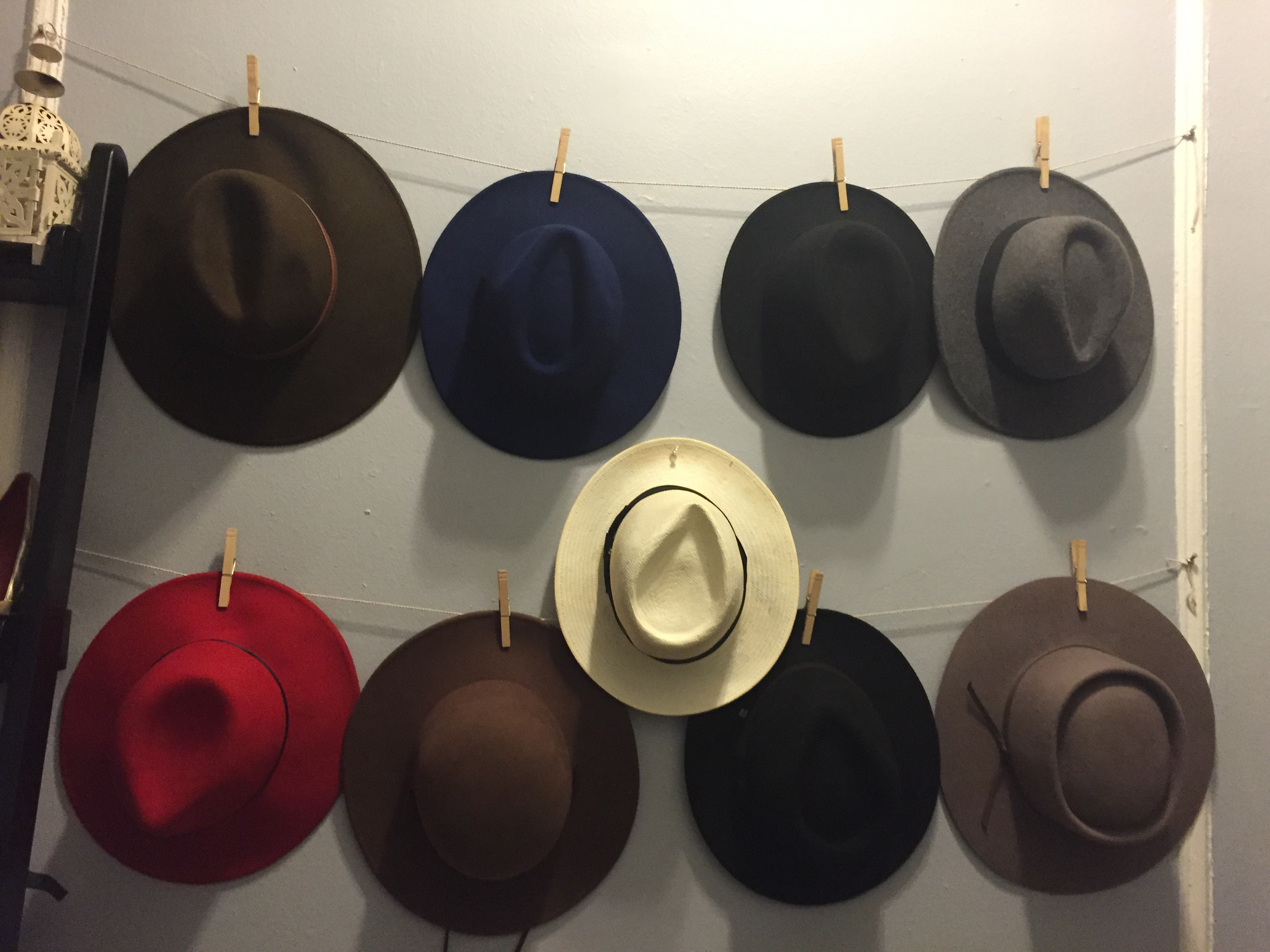Hat Organizer DIY
 Easy way to store your hats Kéla s Kloset