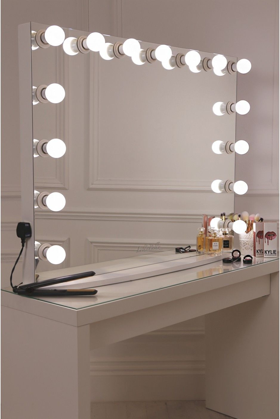 Hollywood Vanity Mirror DIY
 17 DIY Vanity Mirror Ideas to Make Your Room More