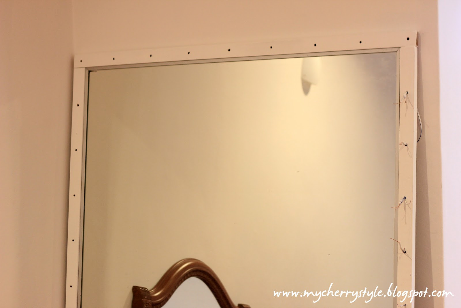 Hollywood Vanity Mirror DIY
 DIY Hollywood style mirror with lights Tutorial from