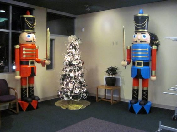Life Size Nutcracker DIY
 Step by step instructions to build these two 9
