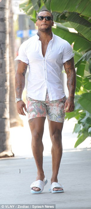 Pool Party Dress Up Ideas
 Kelly Brook s fiancé David McIntosh heads to pool party