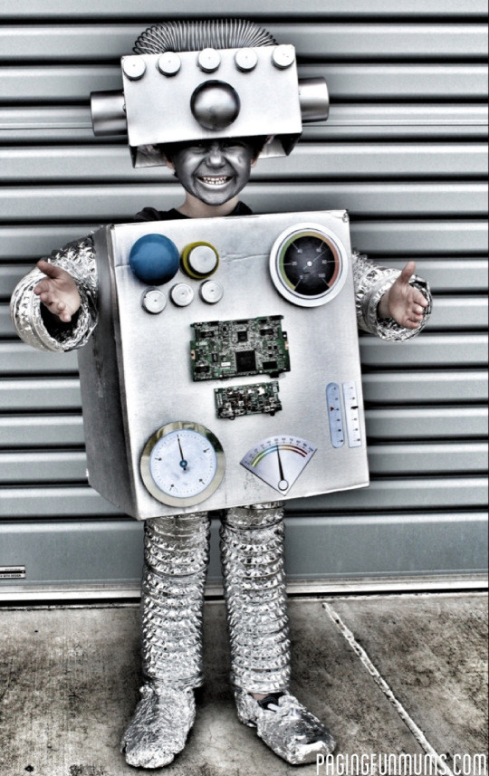 Robot Costume DIY
 25 DIY Halloween Costumes For Little Boys