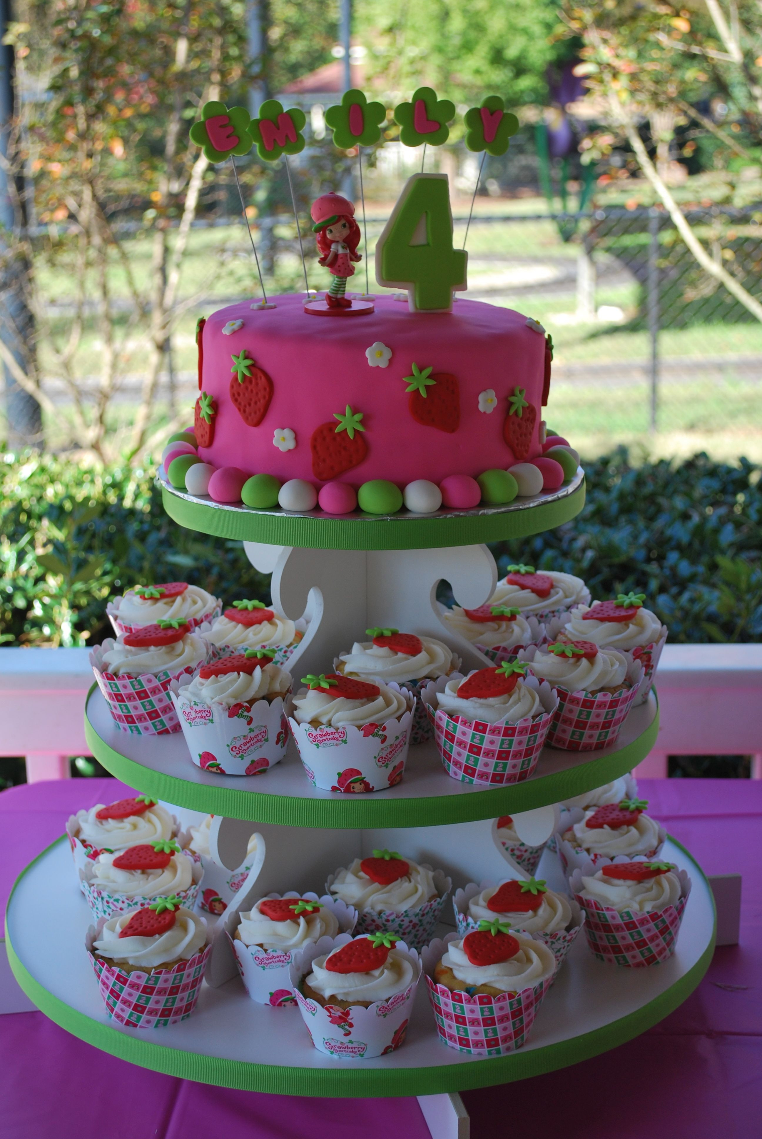 Strawberry Birthday Cake Ideas
 Strawberry shortcake cake and cupcakes