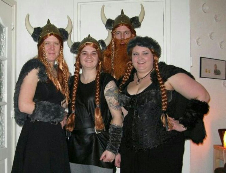 Viking Costume DIY
 Carnaval Viking costumes DIY with fake fur capes leg and