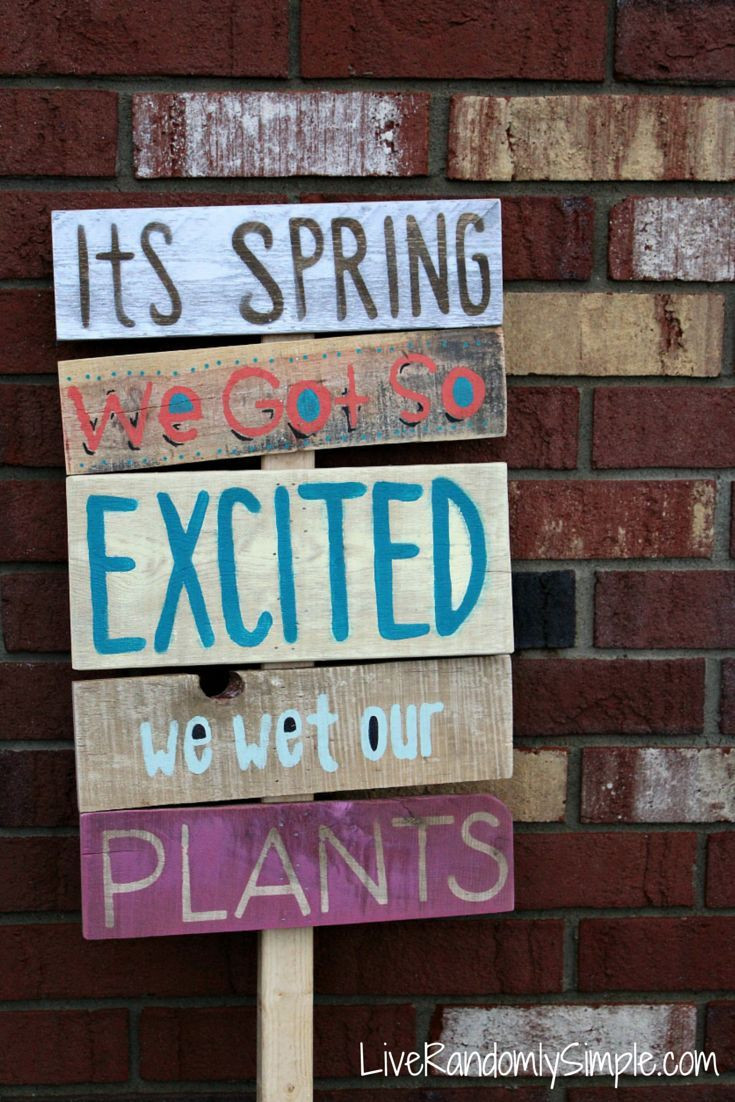 Wood Sign DIY
 DIY "Spring is Here Favorite Spring Things