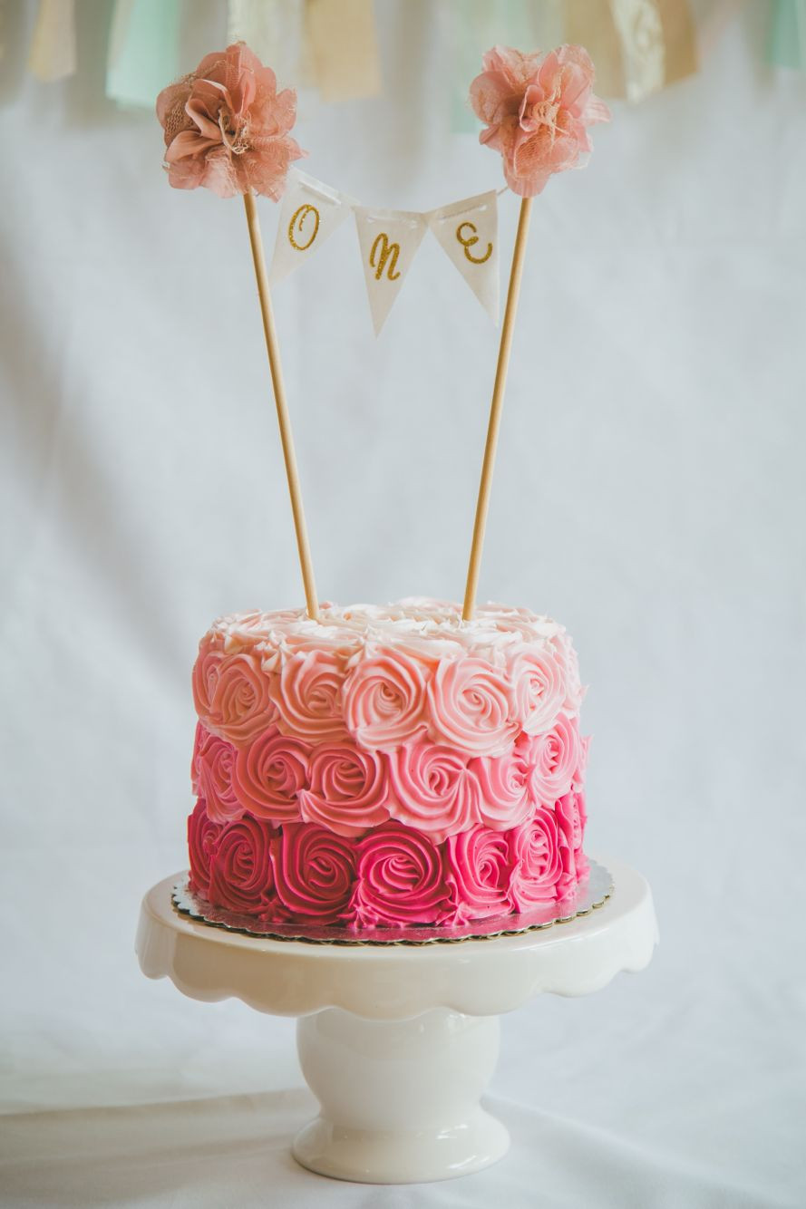 1St Birthday Cake Girl
 Pastel flores tonos de rosas banderines dorados con