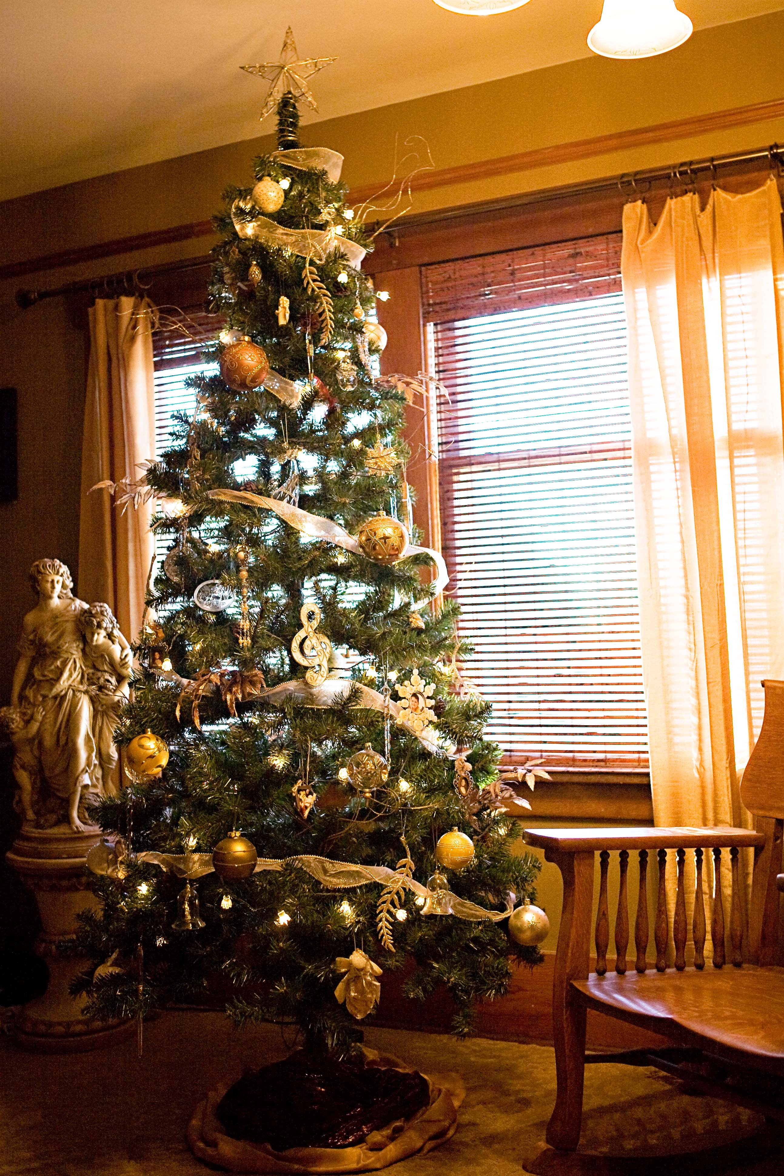 Bedroom Christmas Tree
 Wel e to the Riggio s Parade of Trees Connie Riggio