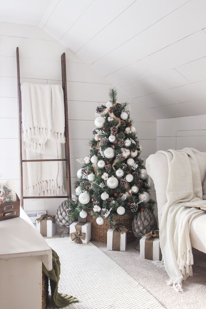 Bedroom Christmas Tree
 1000 ideas about Christmas Bedroom on Pinterest