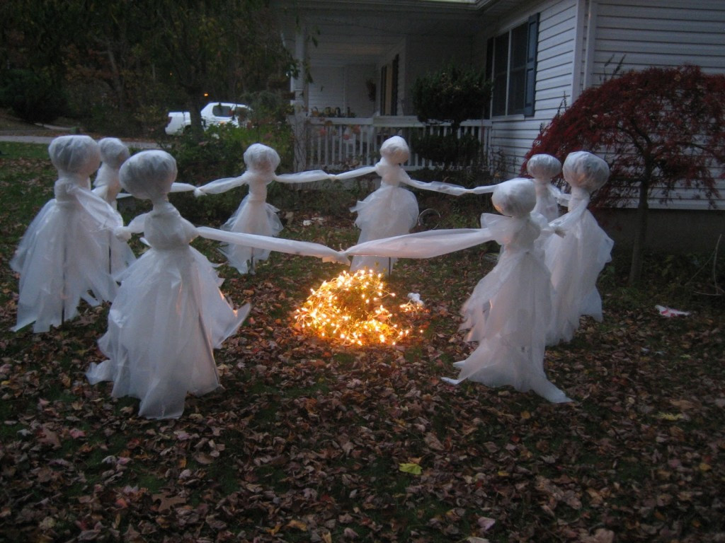 Cheap Outdoor Halloween Decorations
 20 Easy And Cheap DIY Outdoor Halloween Decoration Ideas